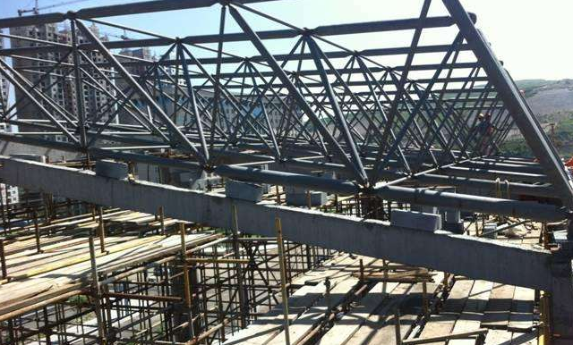 新郑简述网架公司的黑色压型钢板的吊装步履